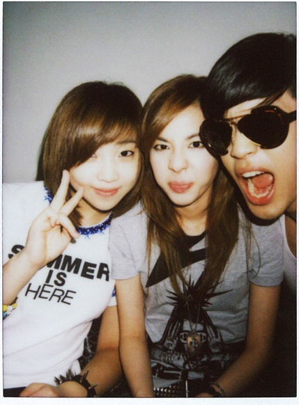  PICS 2 new pics of Se7en with TOP and 2NE1 s Dara and Minzy